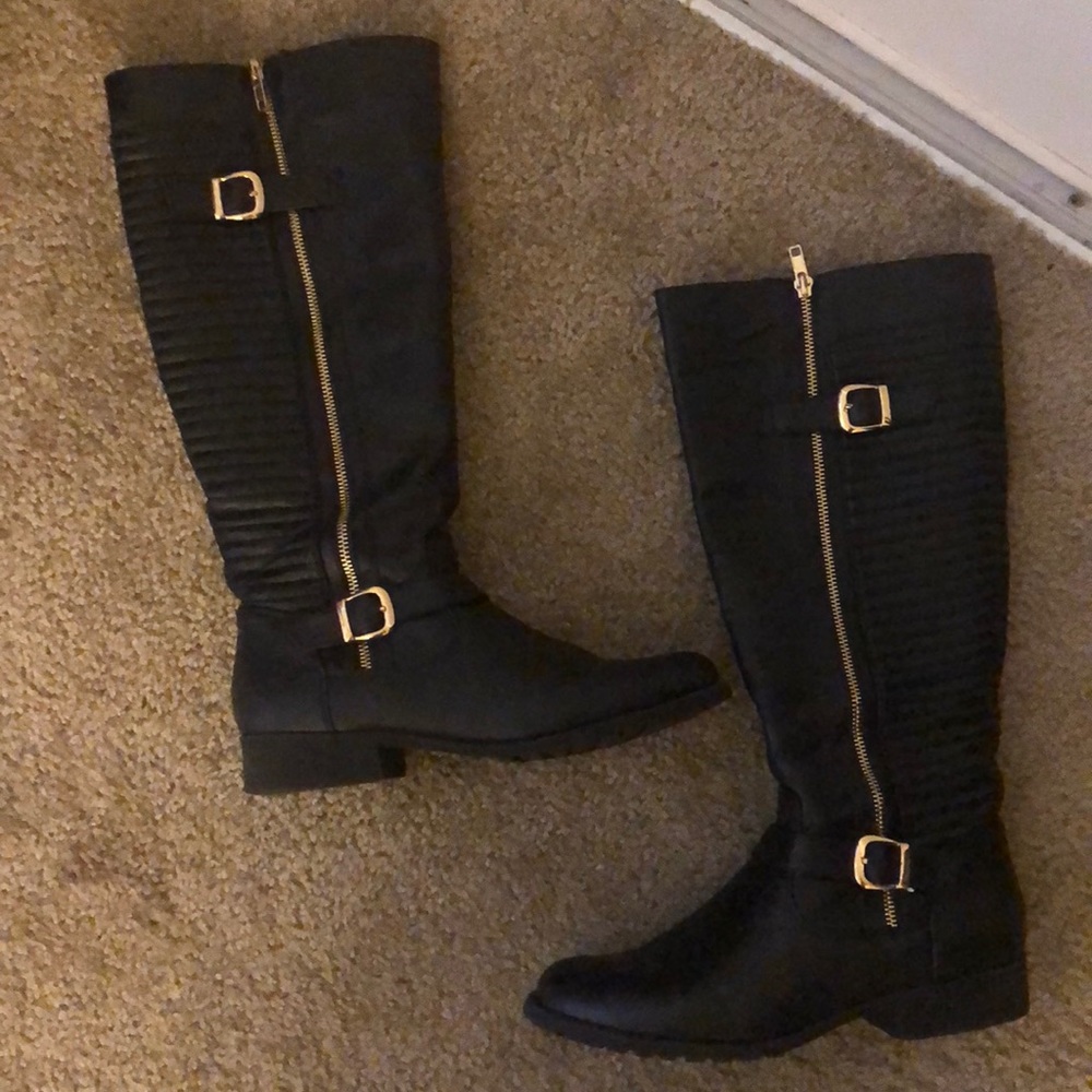 Black flat boot